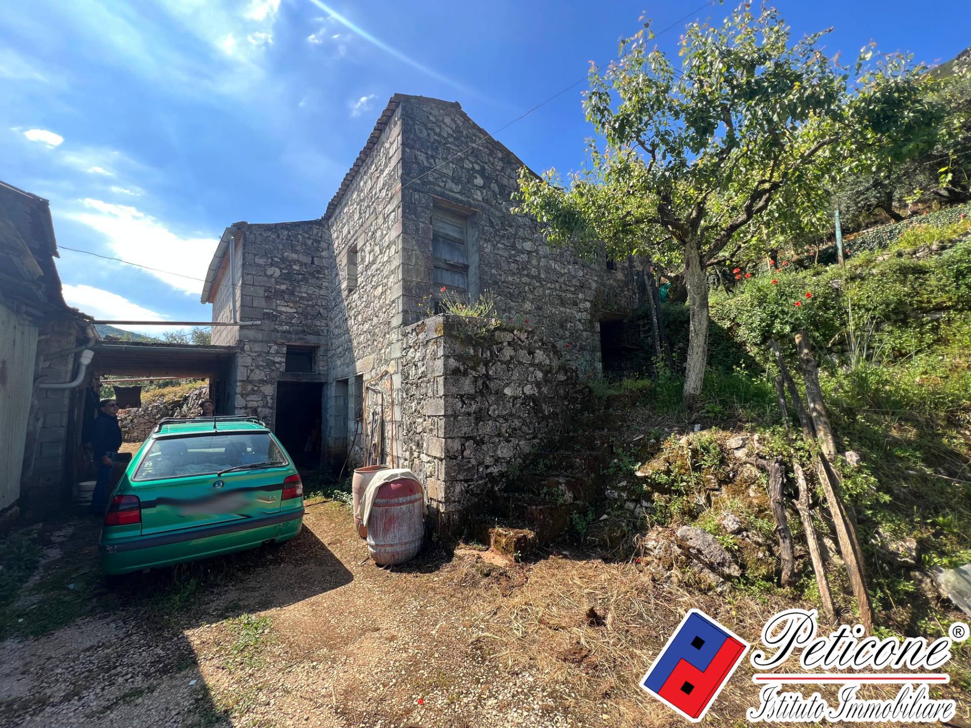 Stabile-Palazzo in vendita a Vallecorsa