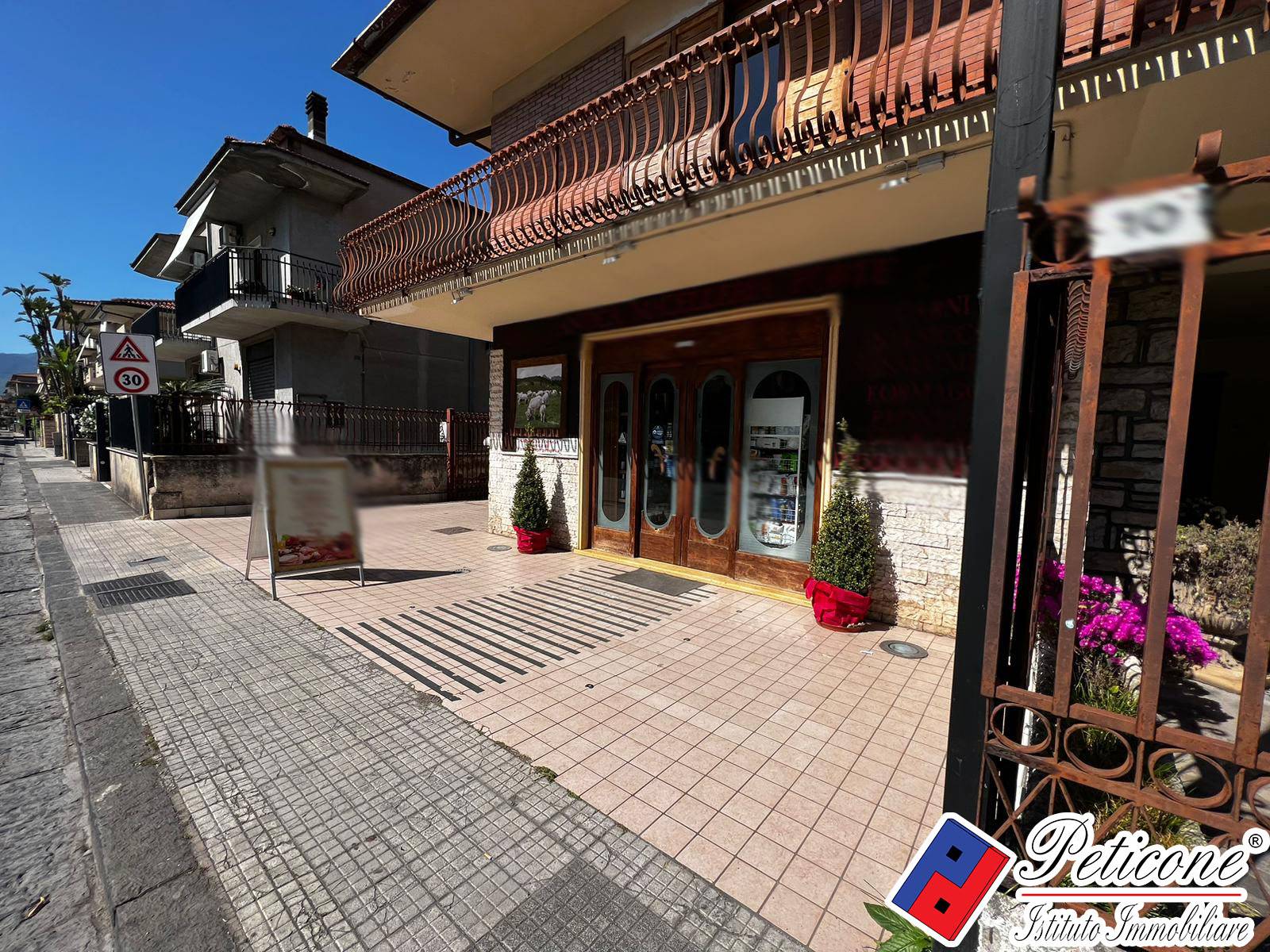 Locale in vendita a Fondi, Centro