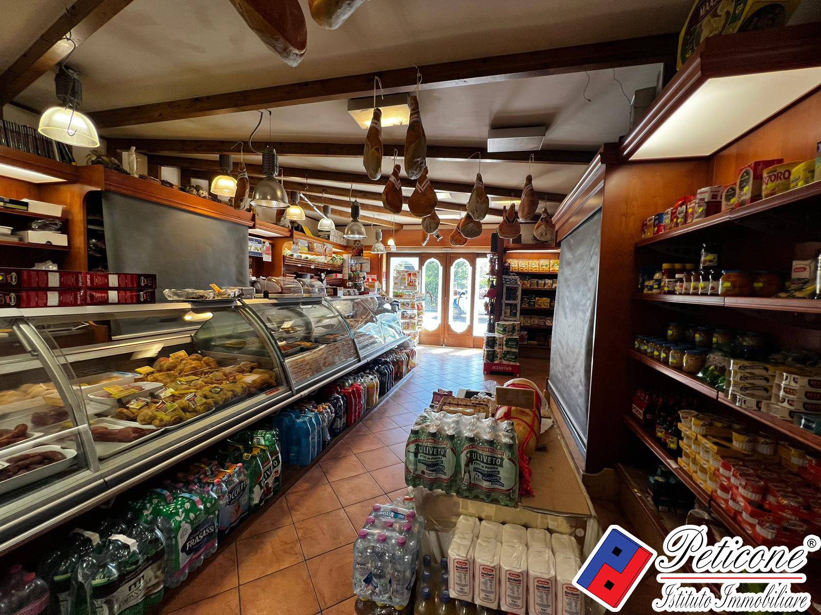 Locale in vendita a Fondi, Centro