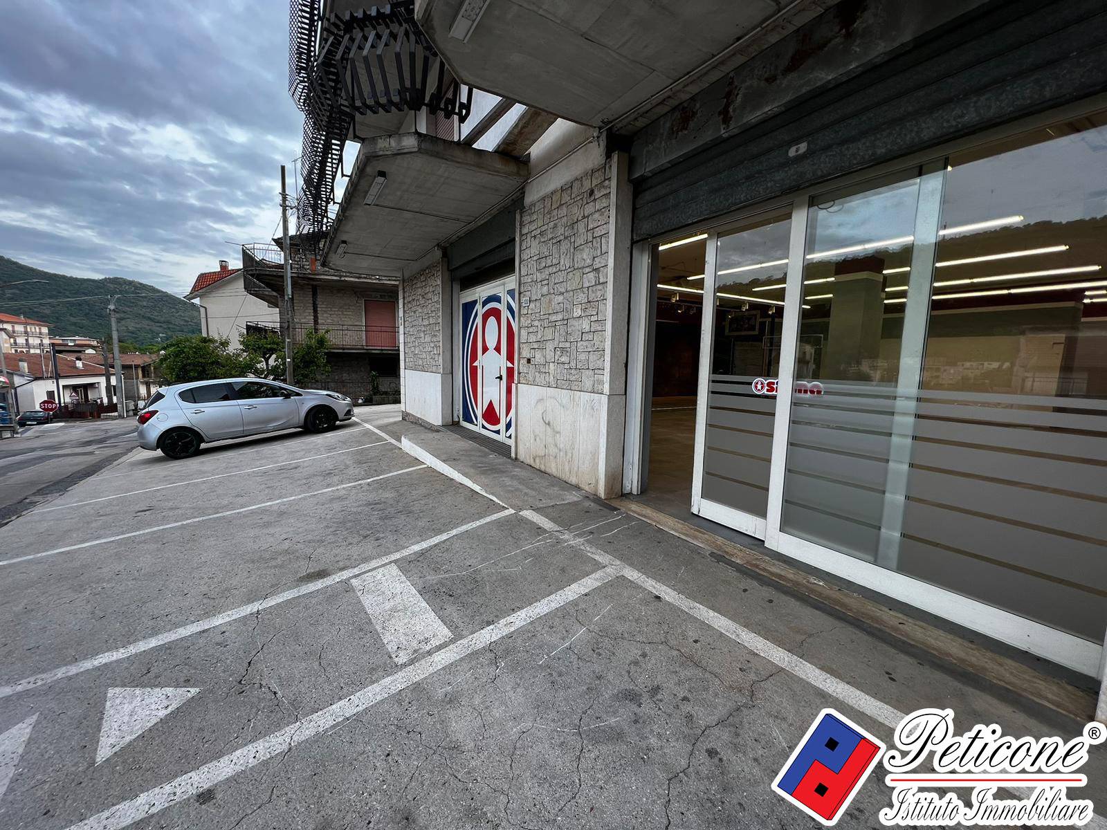 Locale in affitto a Lenola, Centro