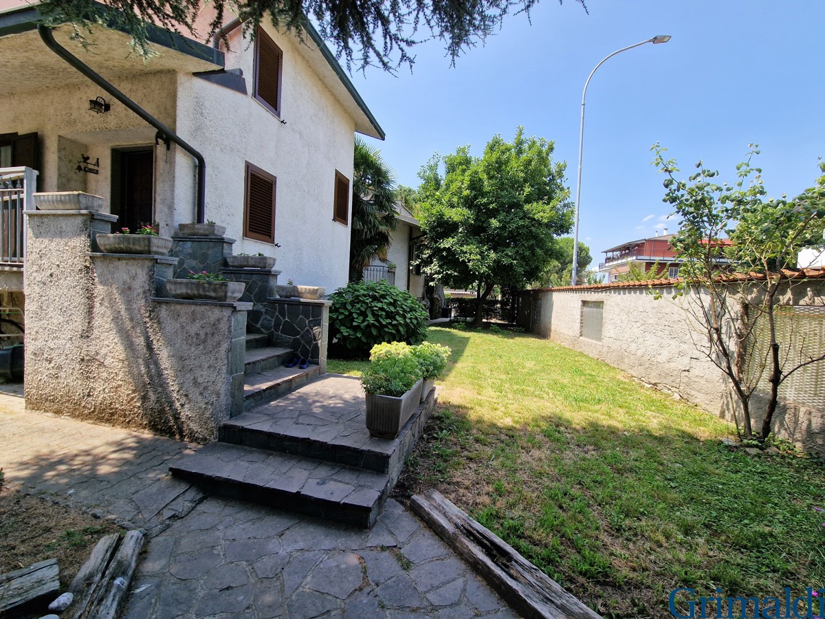 Villa con giardino a Cisliano