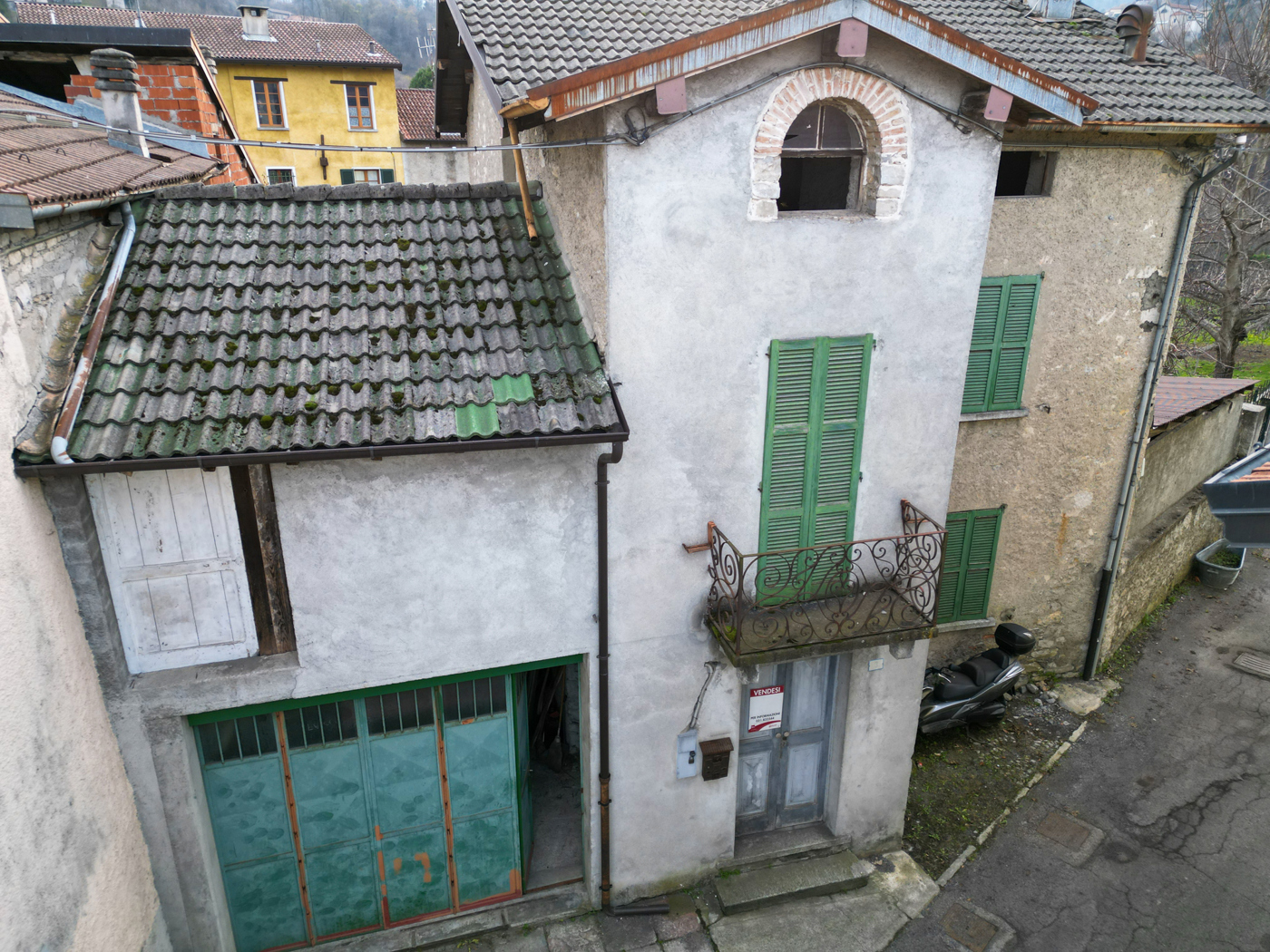 Casa indipendente con box a Laino