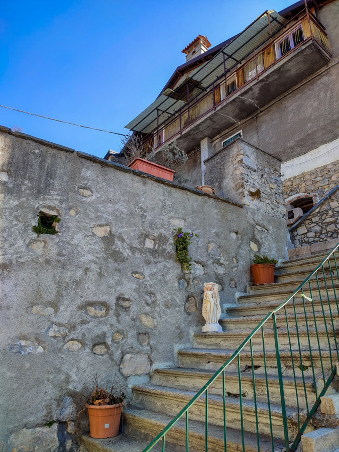 Trilocale da ristrutturare a Blessagno