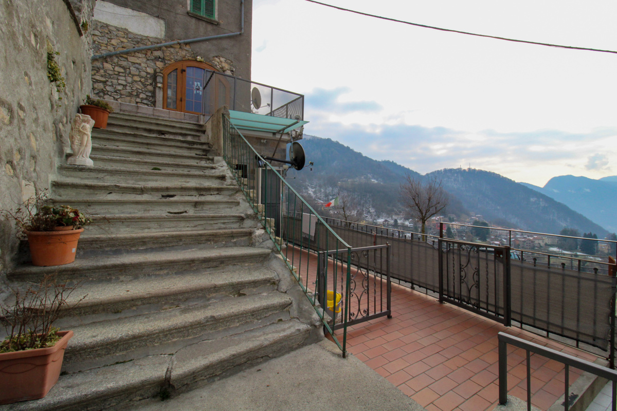 Trilocale da ristrutturare a Blessagno