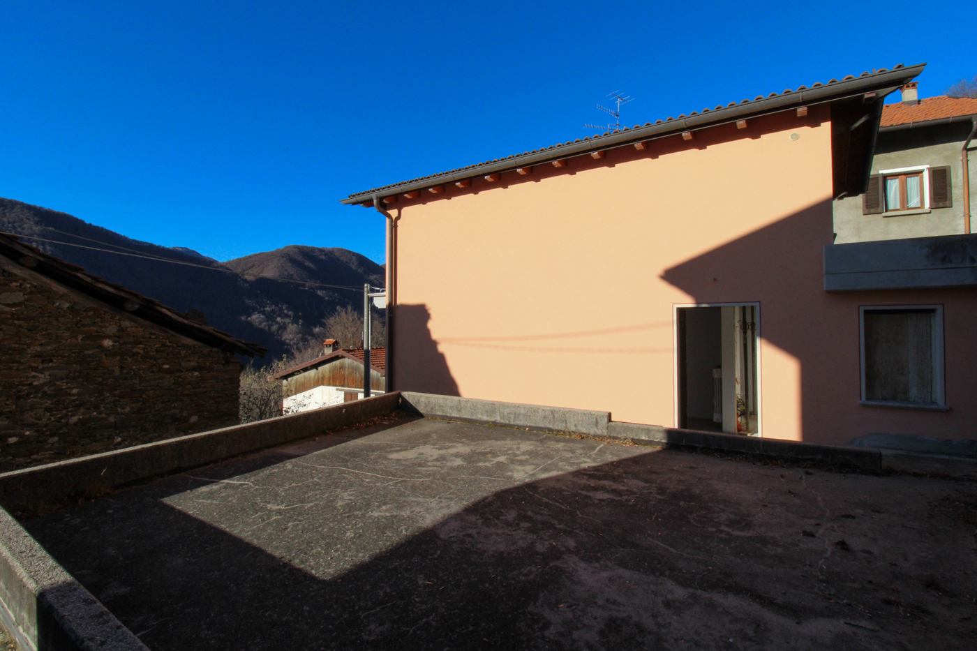 Casa indipendente con box doppio a San Nazzaro Val Cavargna