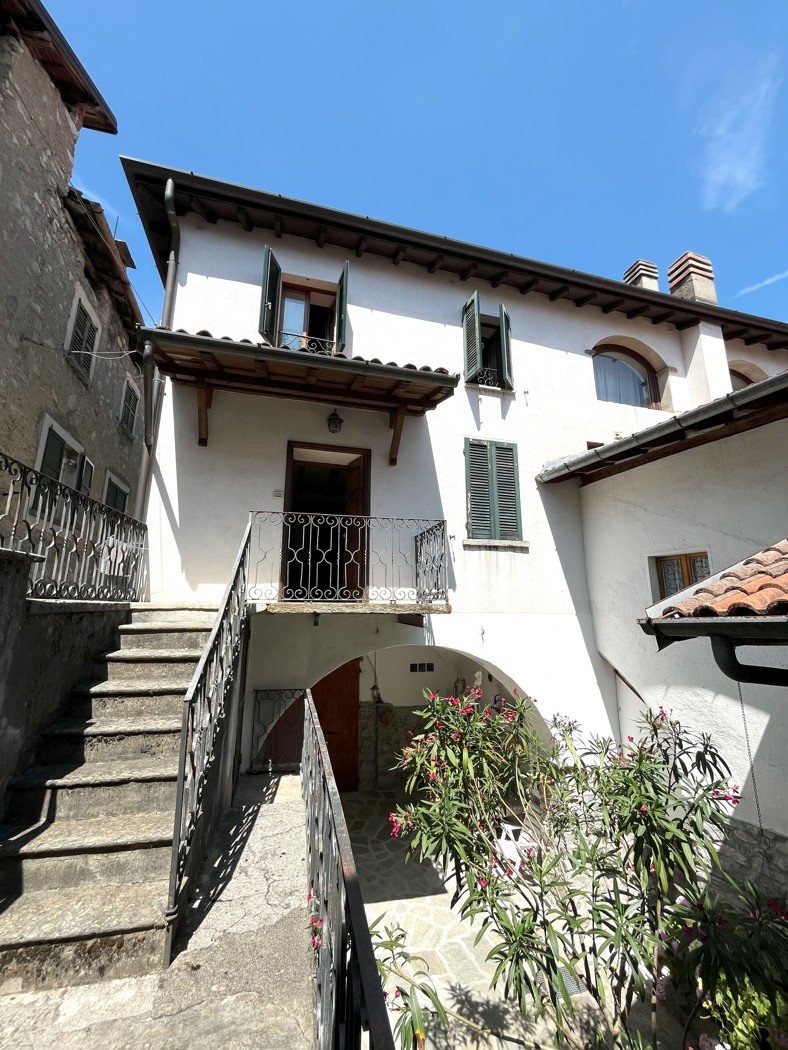 Casa indipendente ristrutturata a Alta Valle Intelvi