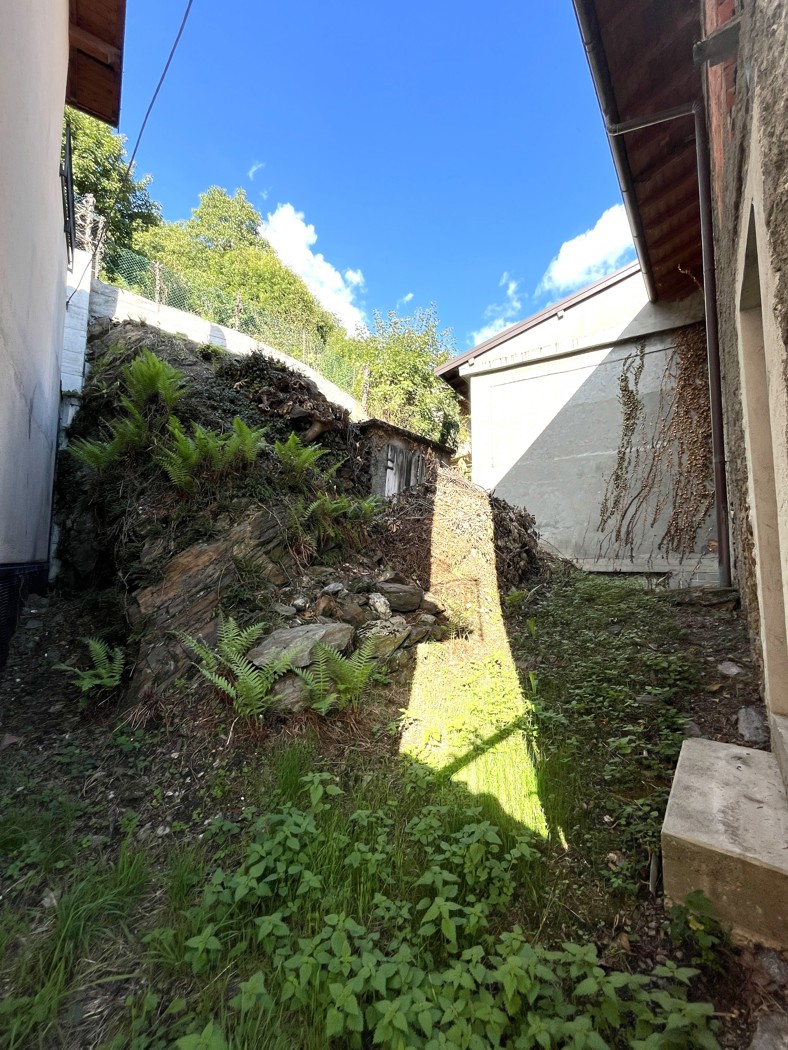 Casa indipendente da ristrutturare a San Bartolomeo Val Cavargna