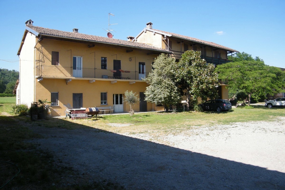 Stabile/Palazzo in vendita a Varallo Pombia