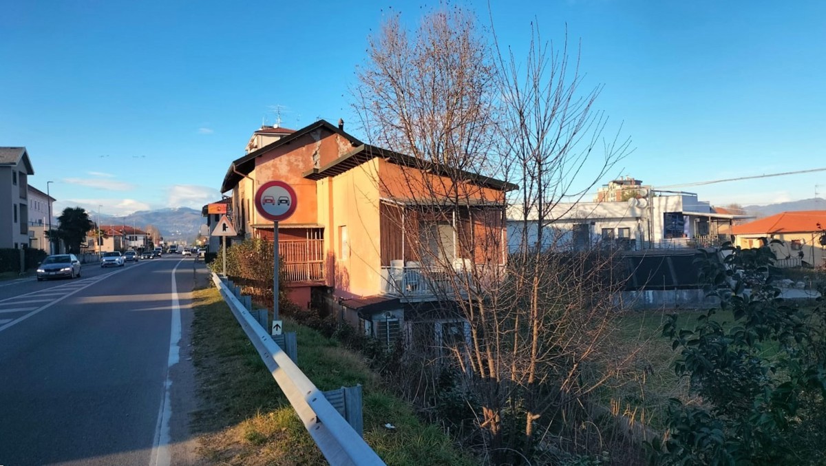 Casa indipendente da ristrutturare a Dormelletto