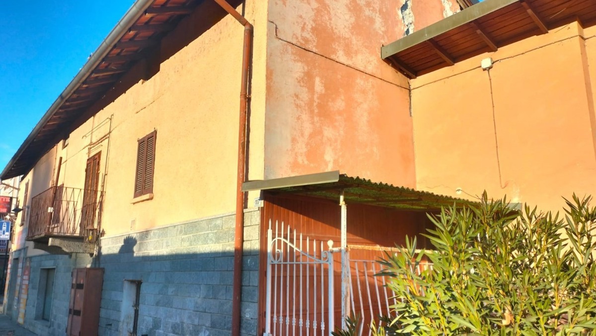 Casa indipendente da ristrutturare a Dormelletto