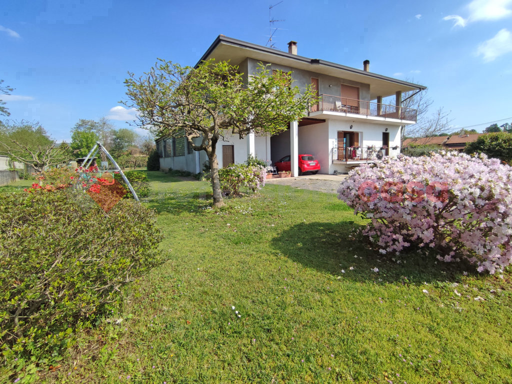 Casa indipendente con giardino a Oleggio Castello