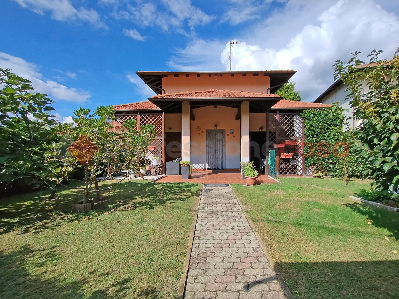 Casa indipendente con giardino a Castelletto Sopra Ticino