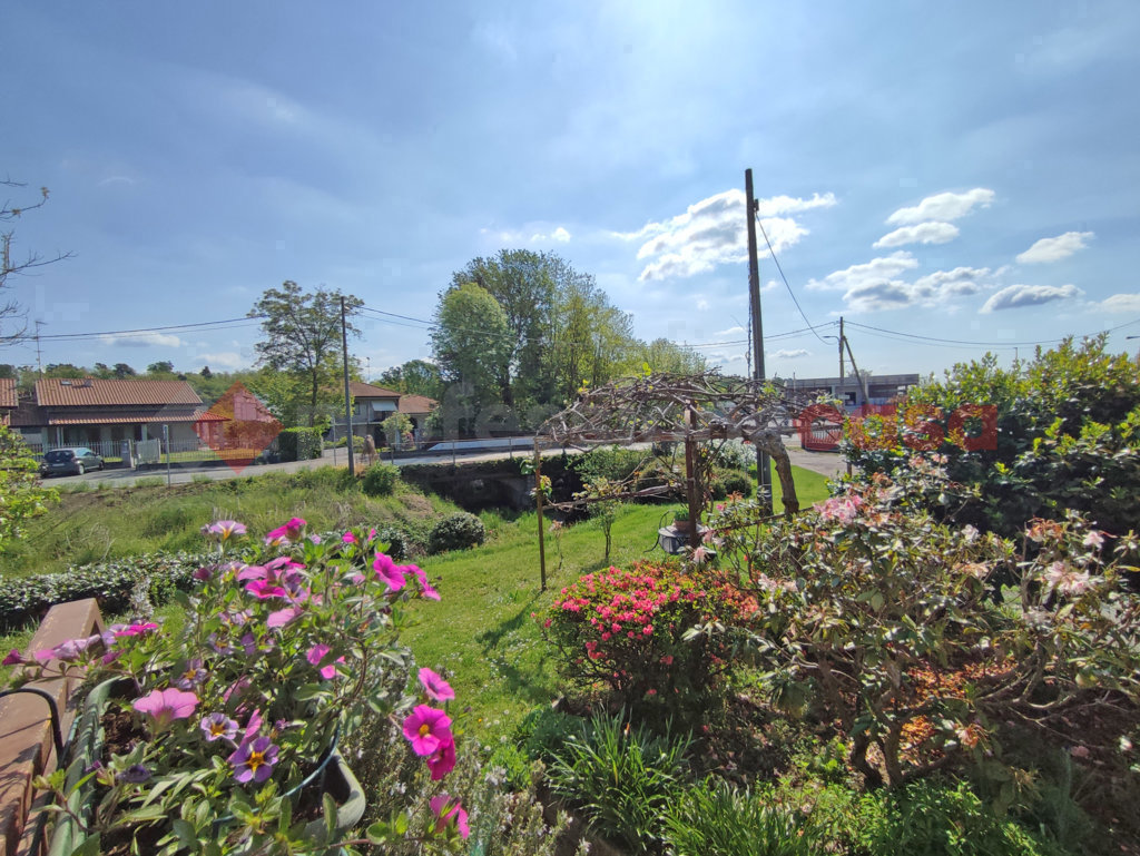 Casa indipendente con giardino a Oleggio Castello