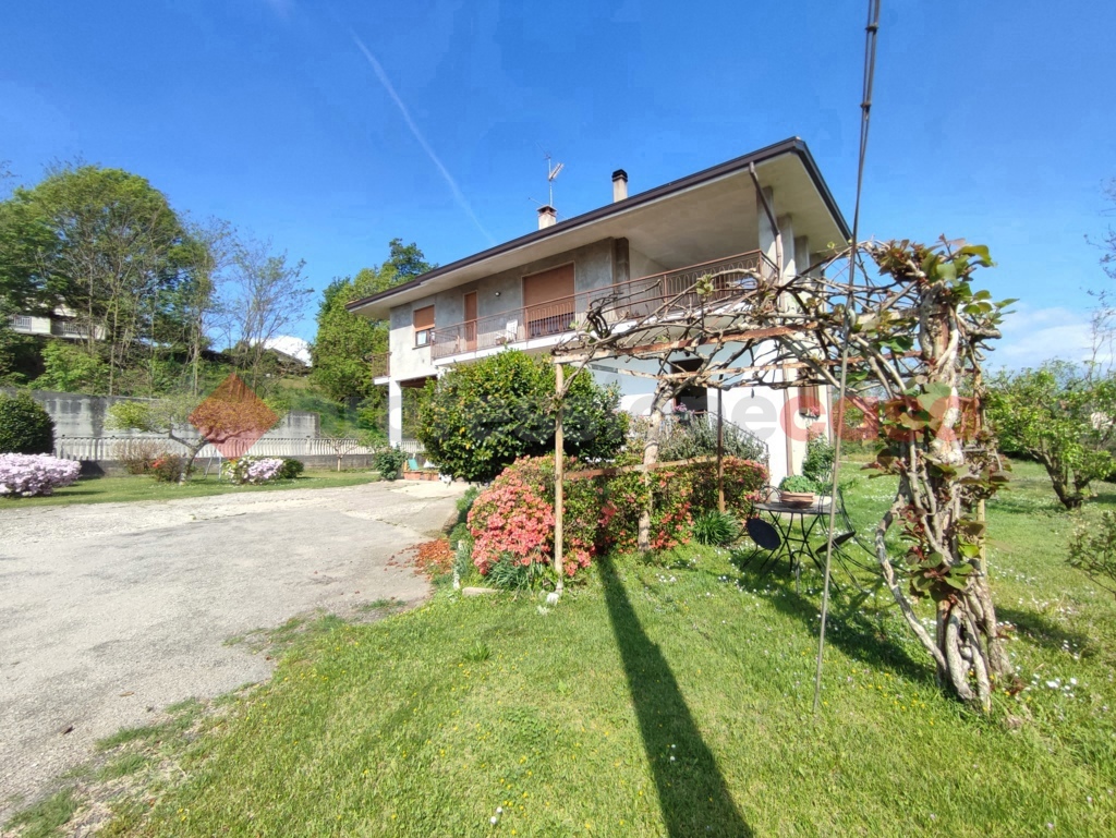 Casa indipendente con giardino a Oleggio Castello