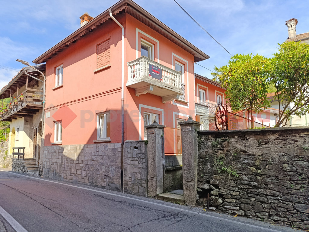 Casa indipendente con giardino a Brovello-Carpugnino