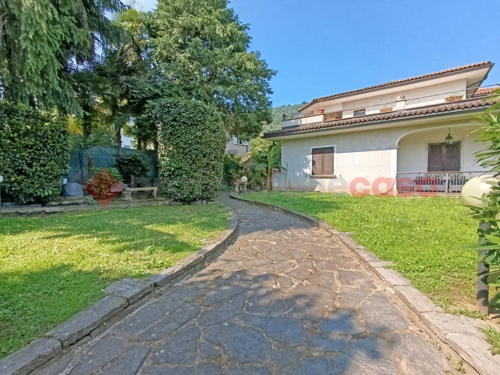Villa con giardino a Stresa