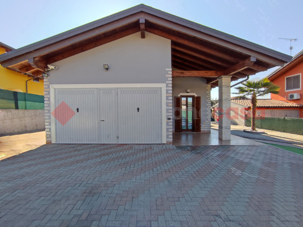 Villa con giardino a Pombia