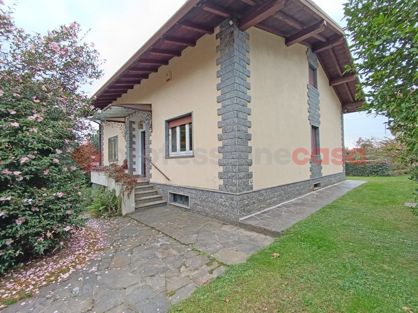 Casa indipendente con giardino a Lesa