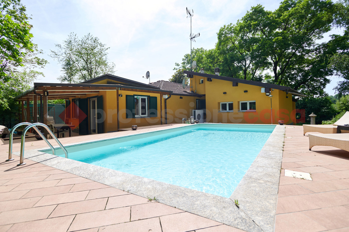 Villa con giardino a Agrate Conturbia