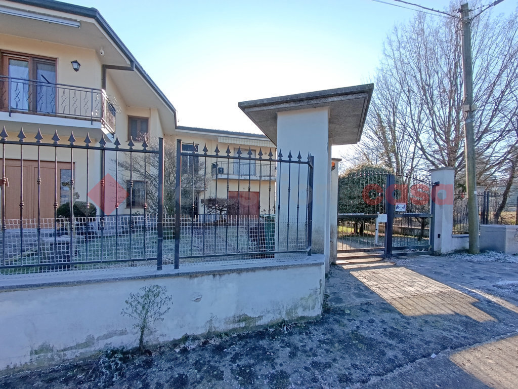 Villa Bifamiliare con giardino a Dormelletto