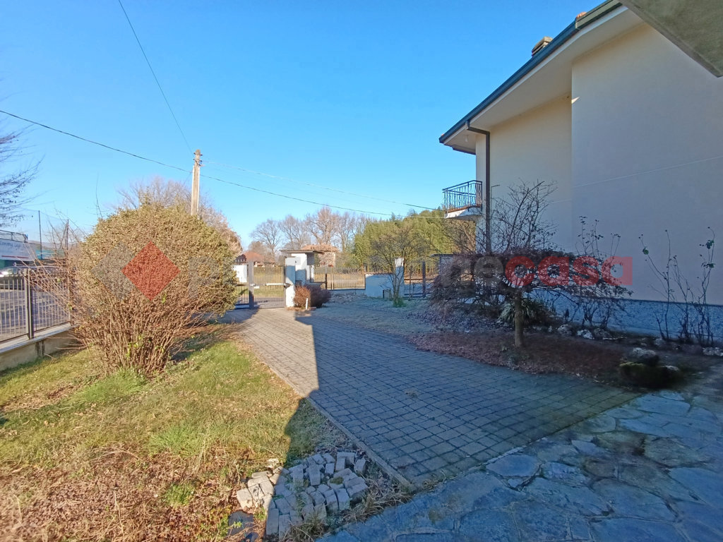 Villa Bifamiliare con giardino a Dormelletto