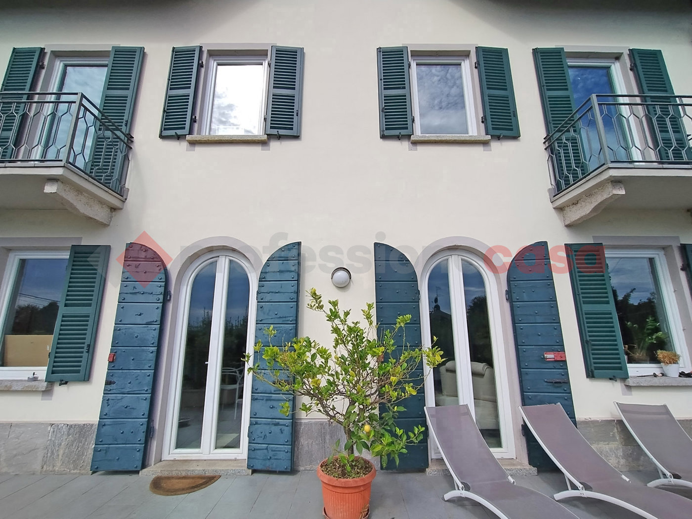 Villa con giardino a Lesa