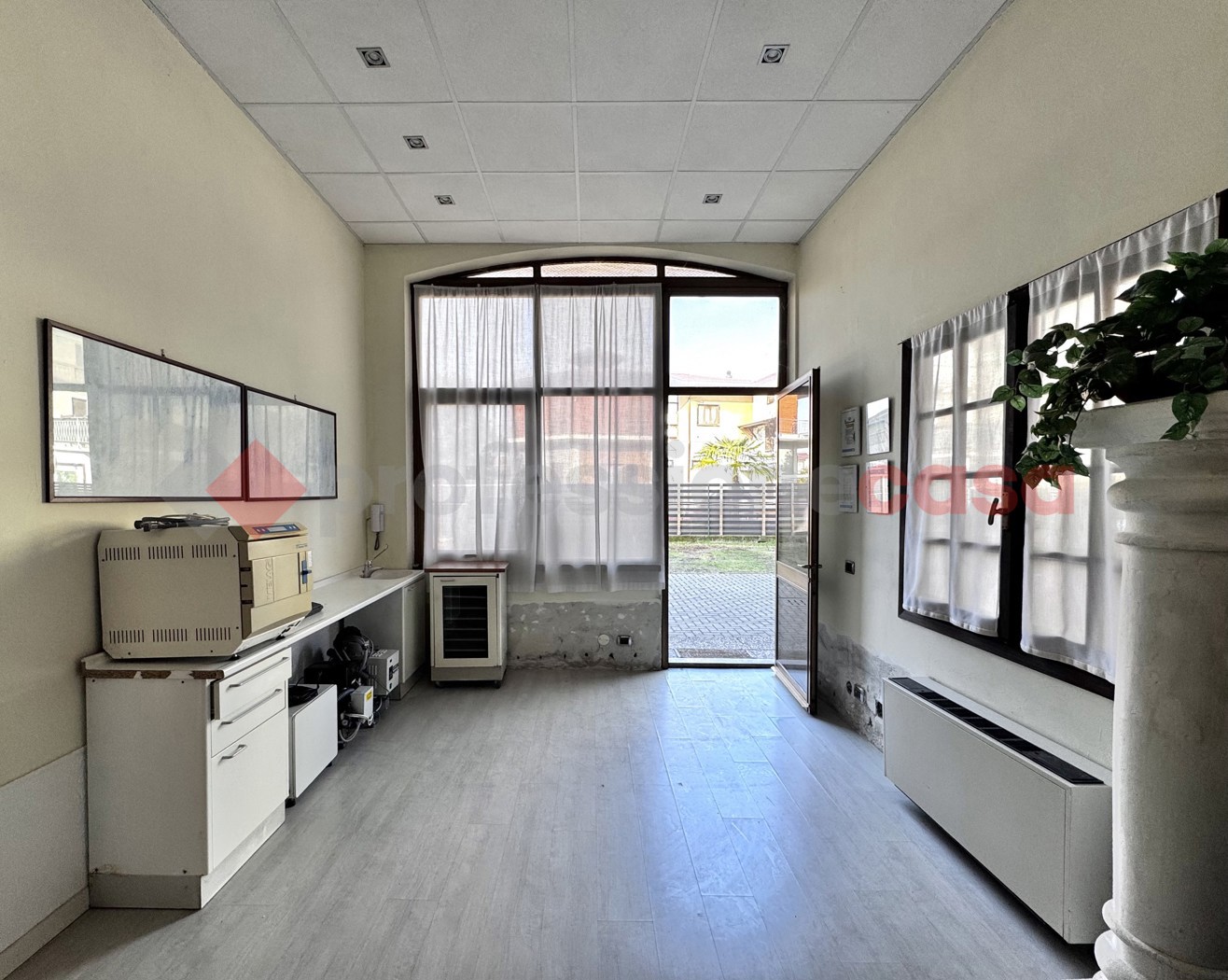 Ufficio con box a Dormelletto