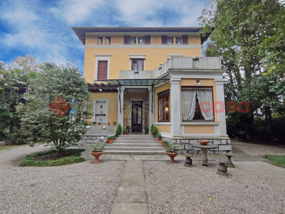 Villa con giardino a Lesa