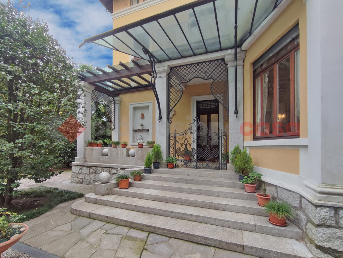 Villa con giardino a Lesa