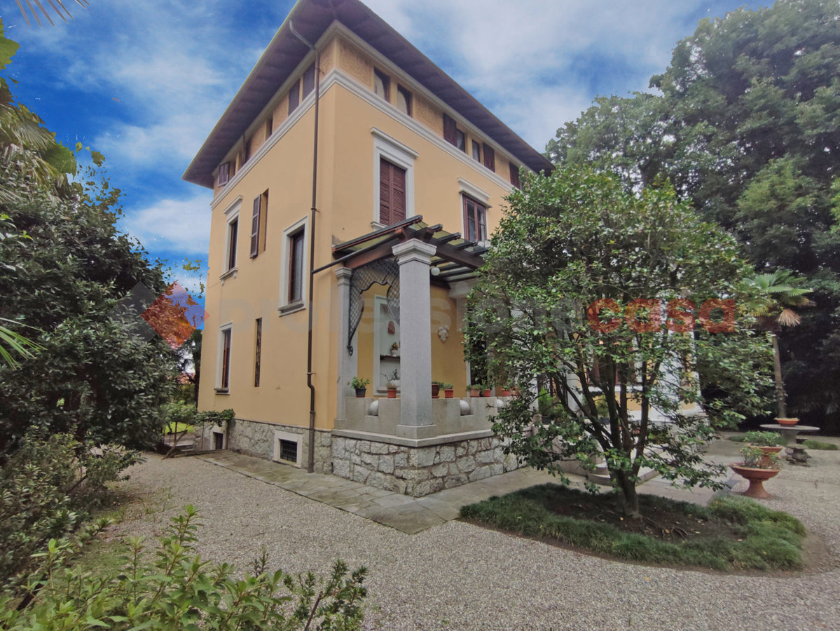 Villa con giardino a Lesa