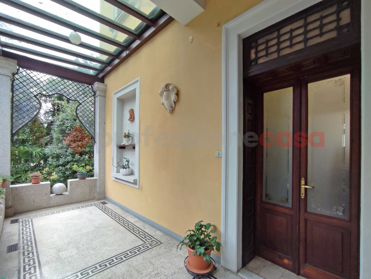 Villa con giardino a Lesa