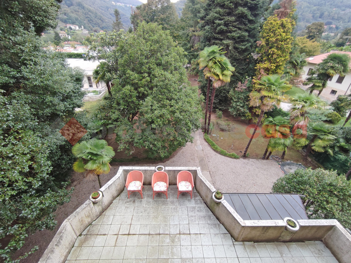 Villa con giardino a Lesa