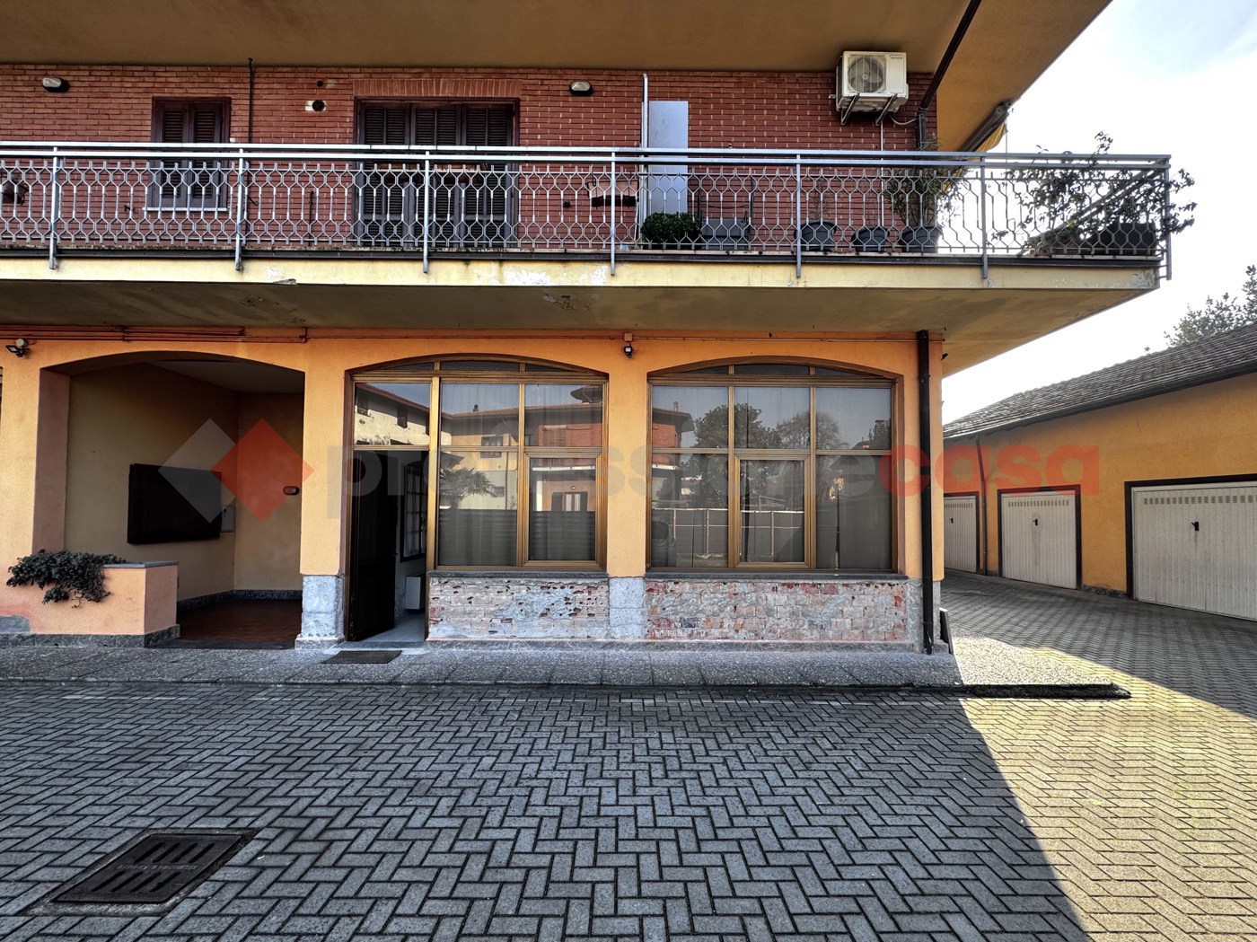 Trilocale con box a Dormelletto