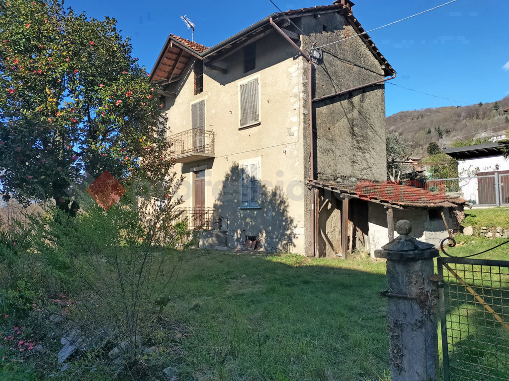 Rustico con giardino a Nebbiuno
