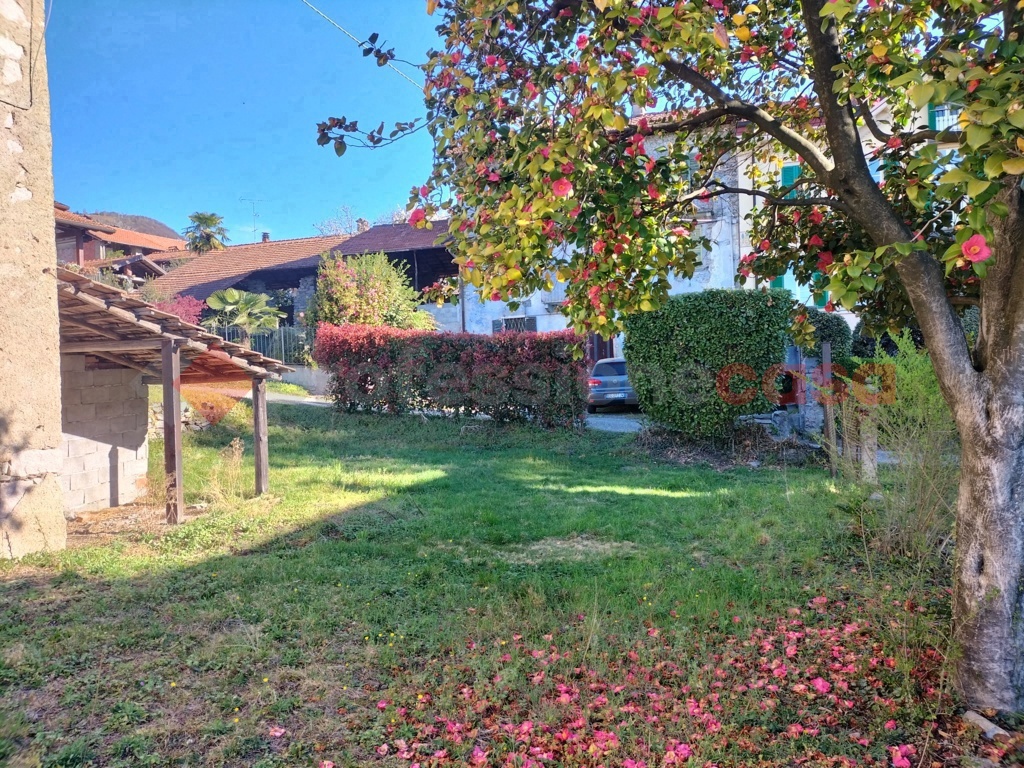 Rustico con giardino a Nebbiuno