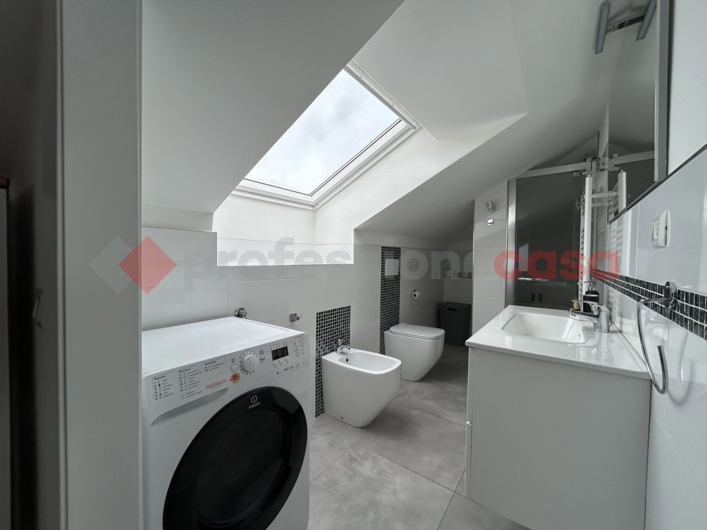 Attico arredato in affitto a Arona