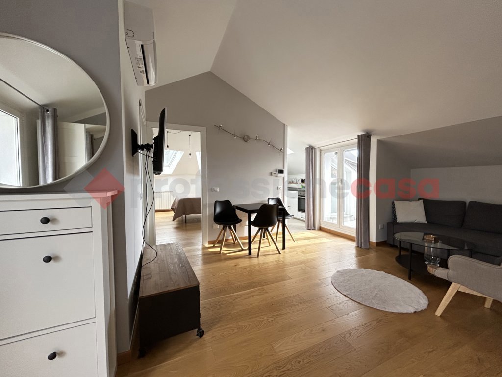 Attico arredato in affitto a Arona