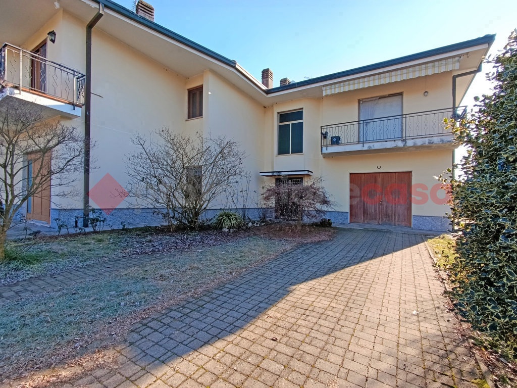 Villa Bifamiliare con giardino a Dormelletto