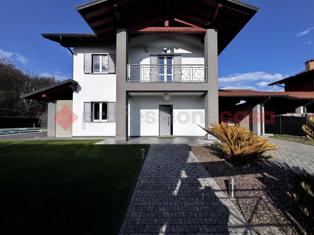 Villa con giardino a Oleggio Castello