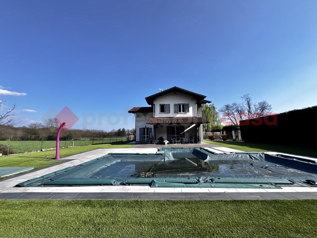 Villa con giardino a Oleggio Castello