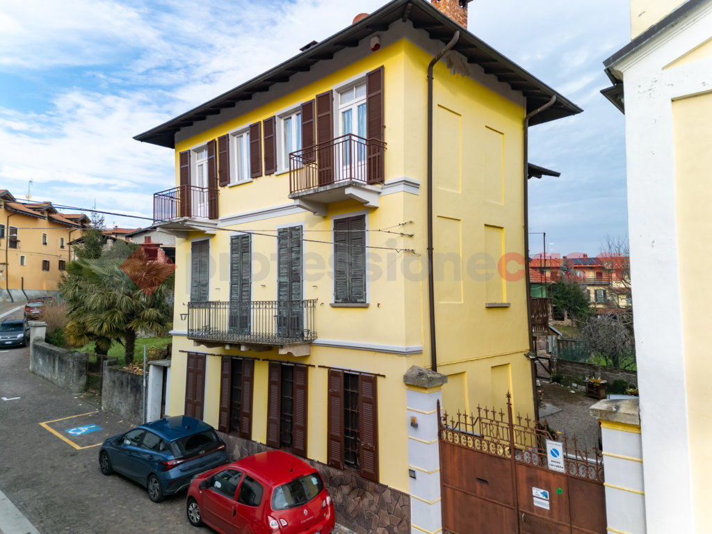 Casa indipendente con giardino a Paruzzaro