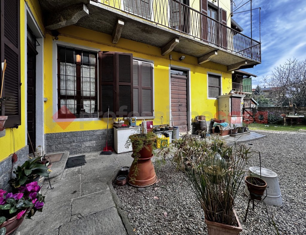 Casa indipendente con giardino a Paruzzaro