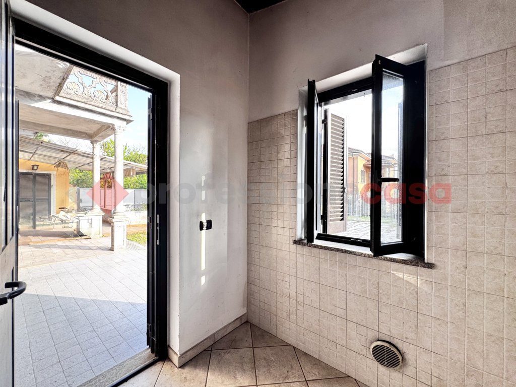 Villa Bifamiliare con giardino a Sesto Calende