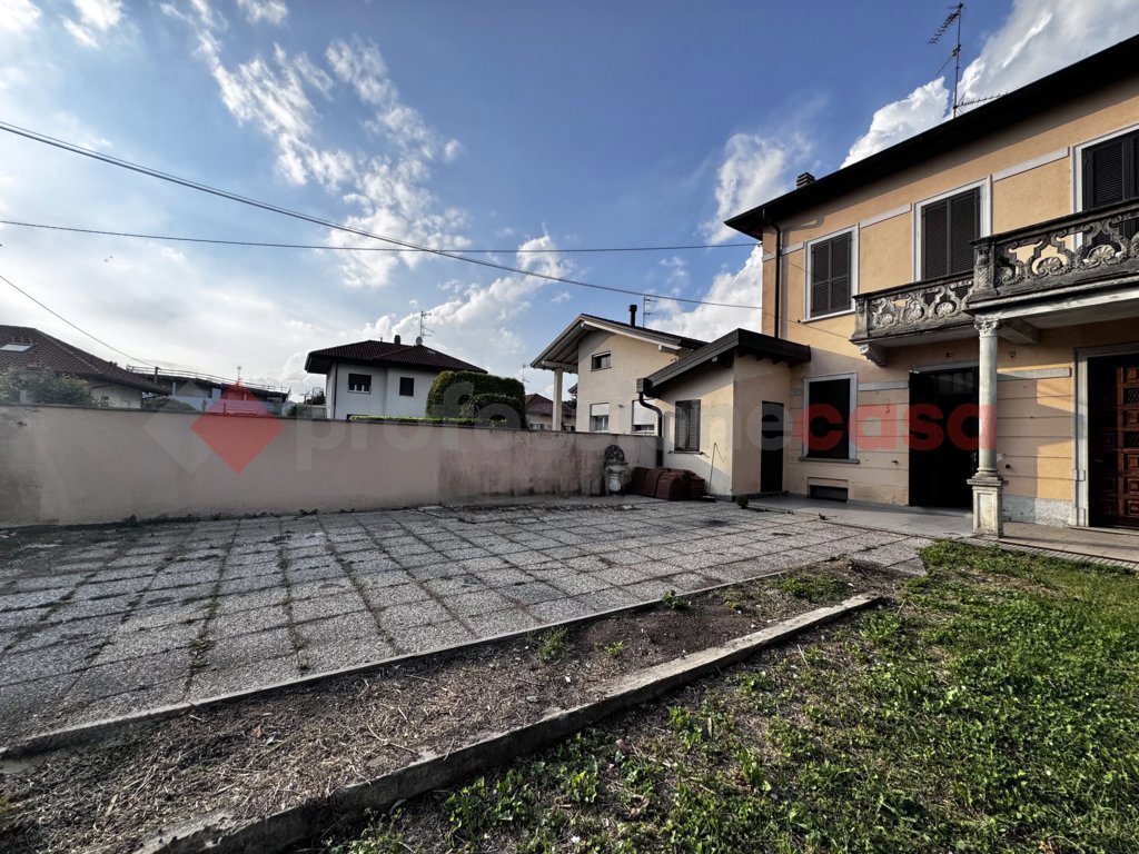 Villa Bifamiliare con giardino a Sesto Calende