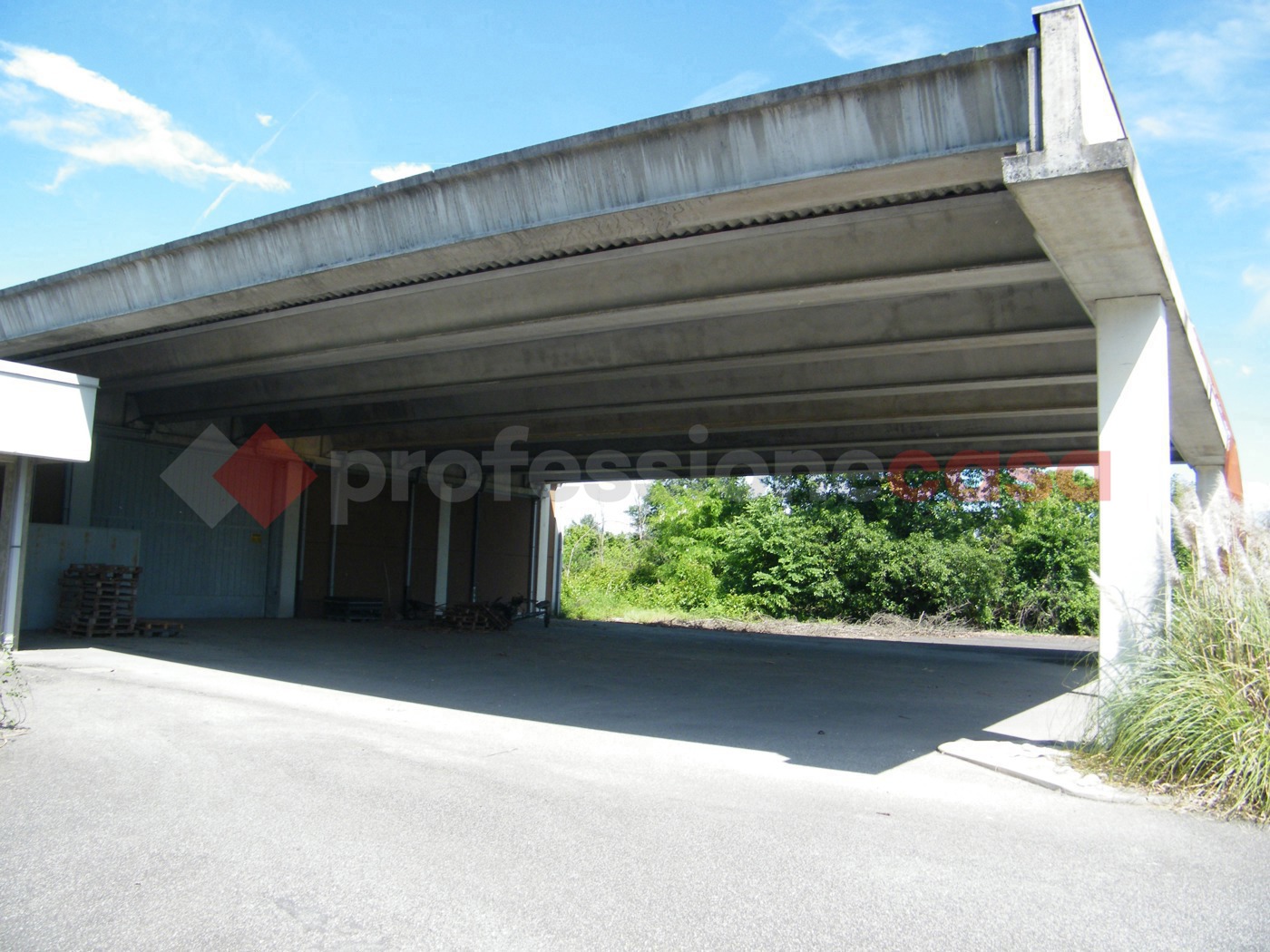 Capannone in vendita a Divignano