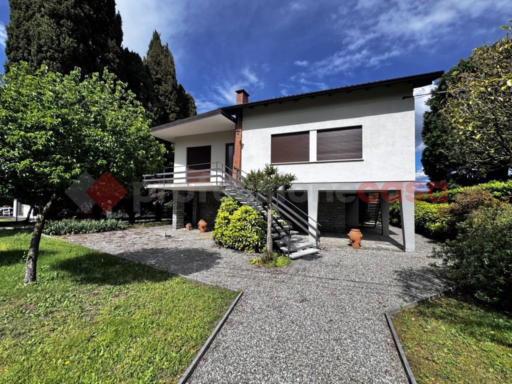 Villa con giardino a Dormelletto