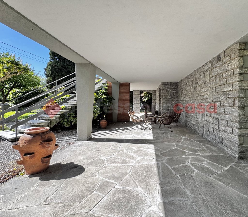 Villa con giardino a Dormelletto