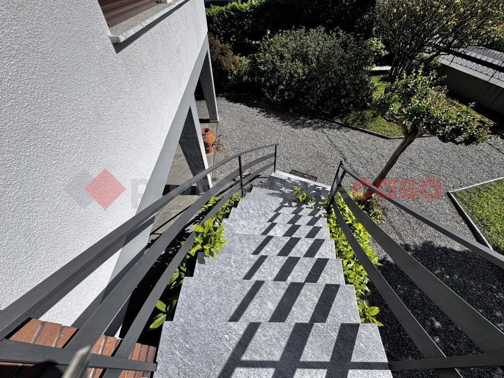Villa con giardino a Dormelletto