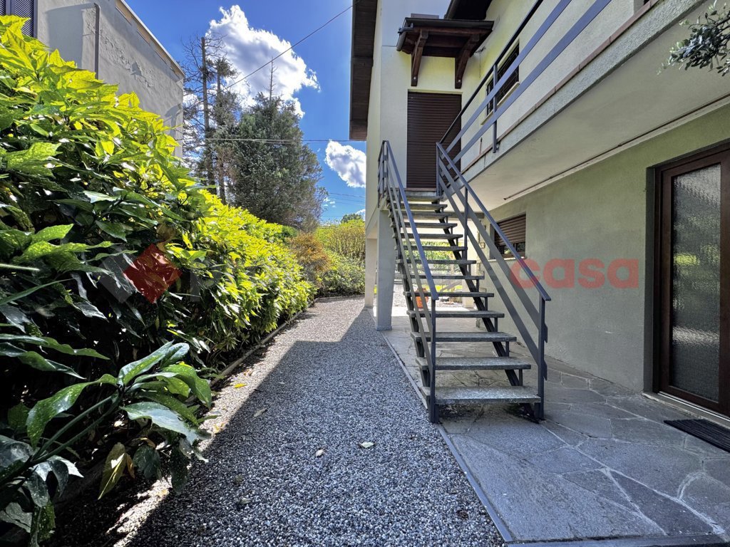 Villa con giardino a Dormelletto
