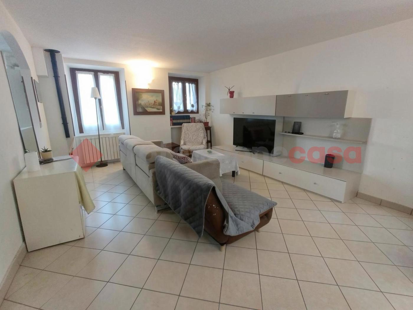 Casa indipendente con box doppio a Cambiasca